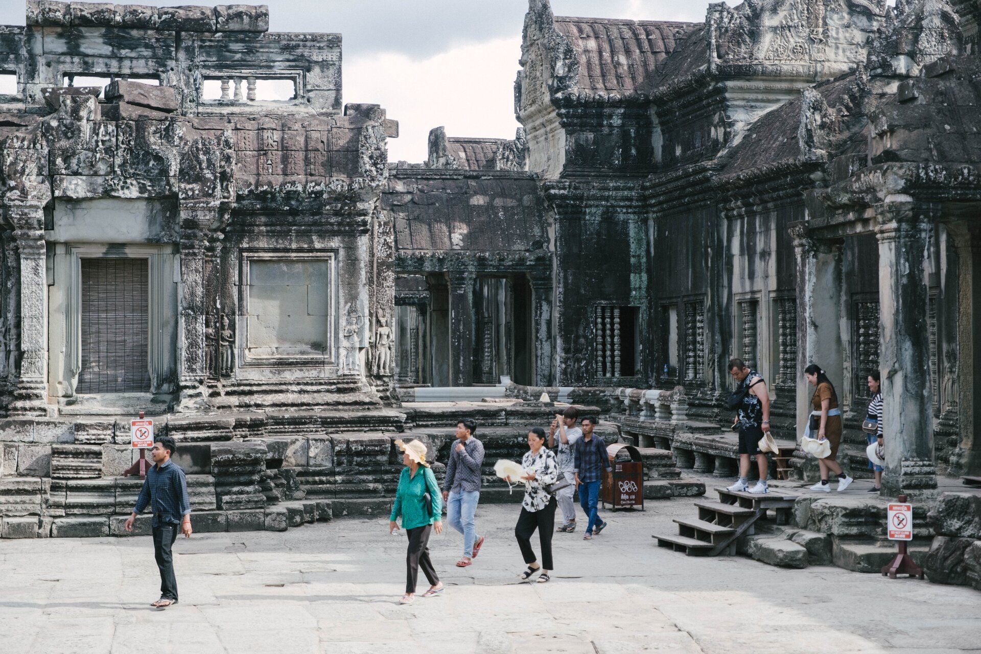 angkor wat tourists