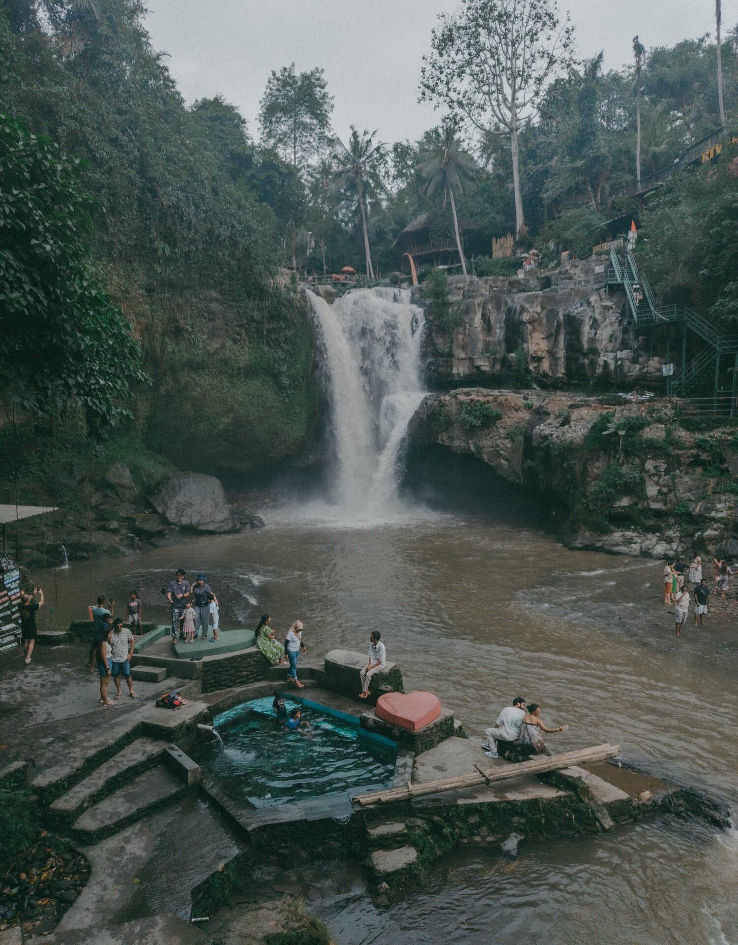 tegenungan waterfall