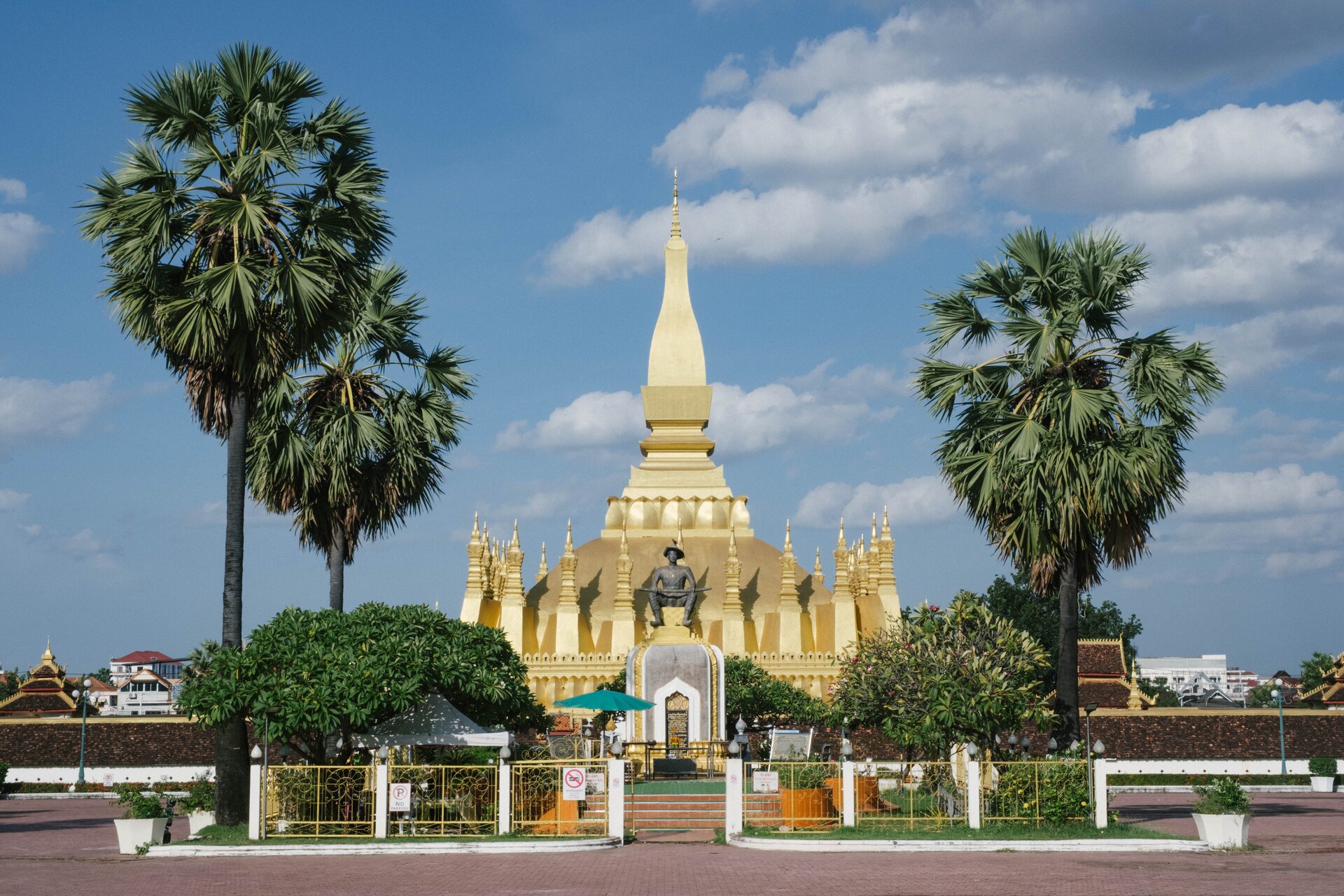 pha that luang stupa
