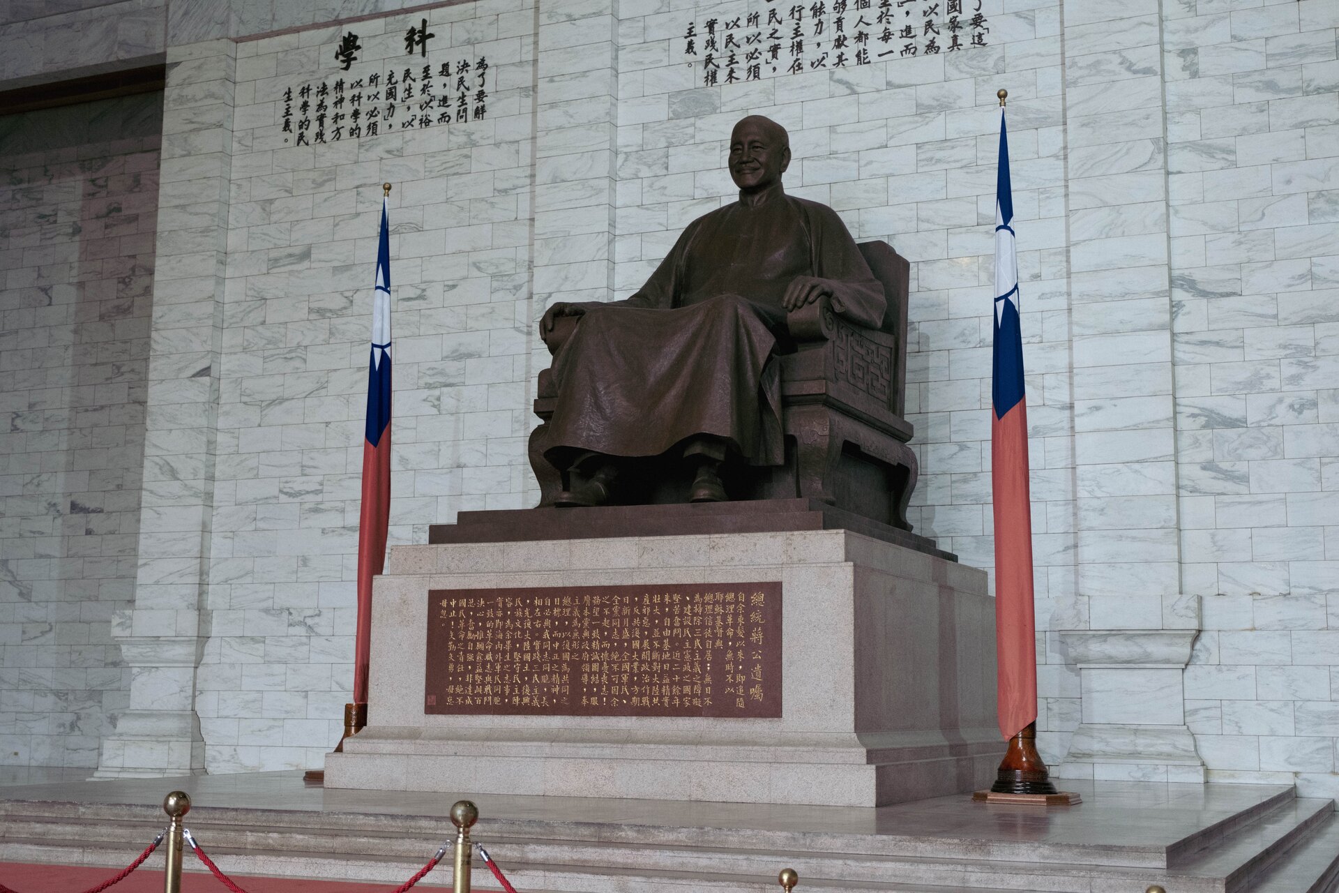 chiang kai-shek statue