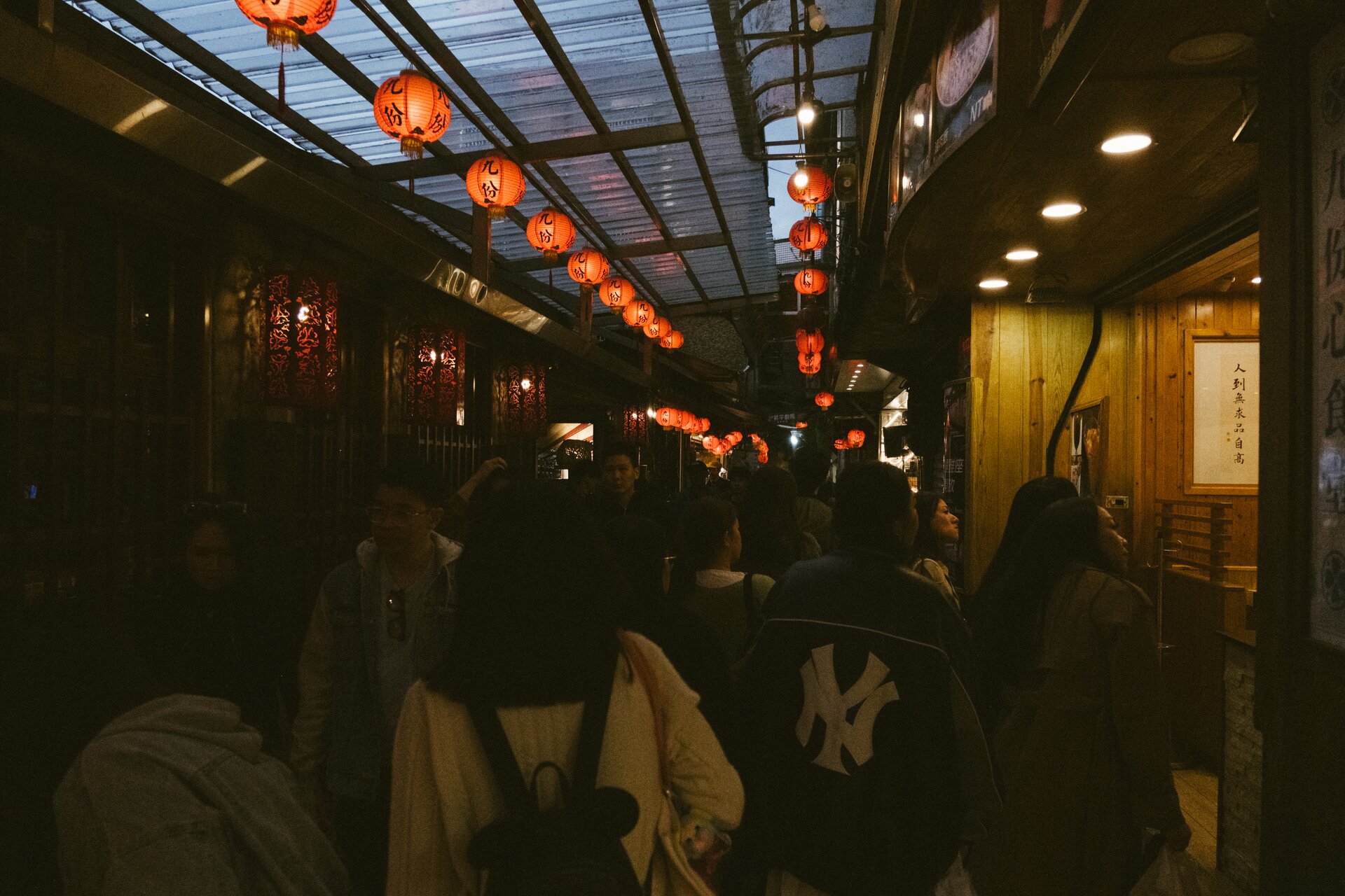 jiufen crowd